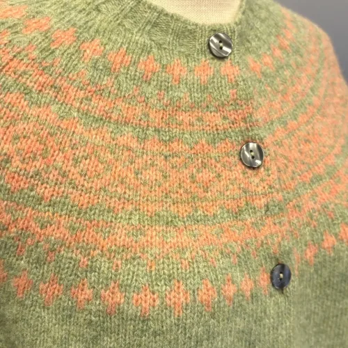 Harley of Scotland - Færø Cardigan Lysegrønrosa, abrikos, laks, lakserosa, salmon, parfait, Laks, sage, salvie, grøn, lys, støvetgrøn, støvet, dæmpet, blågrå, diskret, tidløs, anvendelig, klassisk, traditionel, færø, færøsk, fairisle, patter, style, dansk, design, nordisk, færøstrik, færøtrøje, færømønster, tynd, let, lun, indendørs, trøje, sweater, blød, ren, uld, lambswool, tyndt strik, fintstrikket, bærestykke, skuldrene, skotsk, skotland, kvalitet, smuk, holdbar, bæredygtig, mode, pige, dame, strikpullover, striksweater, uldstrik, uldsweater, hjemmestrik, gave, gaveide, efterår, vinter, pigestrik, ung, biti, ribe, vadehavet
