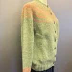 Harley of Scotland - Færø Cardigan Lysegrønrosa, abrikos, laks, lakserosa, salmon, parfait, Laks, sage, salvie, grøn, lys, støvetgrøn, støvet, dæmpet, blågrå, diskret, tidløs, anvendelig, klassisk, traditionel, færø, færøsk, fairisle, patter, style, dansk, design, nordisk, færøstrik, færøtrøje, færømønster, tynd, let, lun, indendørs, trøje, sweater, blød, ren, uld, lambswool, tyndt strik, fintstrikket, bærestykke, skuldrene, skotsk, skotland, kvalitet, smuk, holdbar, bæredygtig, mode, pige, dame, strikpullover, striksweater, uldstrik, uldsweater, hjemmestrik, gave, gaveide, efterår, vinter, pigestrik, ung, biti, ribe, vadehavet