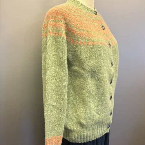 Harley of Scotland - Færø Cardigan Lysegrønrosa, abrikos, laks, lakserosa, salmon, parfait, Laks, sage, salvie, grøn, lys, støvetgrøn, støvet, dæmpet, blågrå, diskret, tidløs, anvendelig, klassisk, traditionel, færø, færøsk, fairisle, patter, style, dansk, design, nordisk, færøstrik, færøtrøje, færømønster, tynd, let, lun, indendørs, trøje, sweater, blød, ren, uld, lambswool, tyndt strik, fintstrikket, bærestykke, skuldrene, skotsk, skotland, kvalitet, smuk, holdbar, bæredygtig, mode, pige, dame, strikpullover, striksweater, uldstrik, uldsweater, hjemmestrik, gave, gaveide, efterår, vinter, pigestrik, ung, biti, ribe, vadehavet