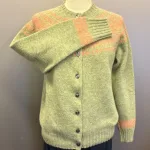 Harley of Scotland - Færø Cardigan Lysegrønrosa, abrikos, laks, lakserosa, salmon, parfait, Laks, sage, salvie, grøn, lys, støvetgrøn, støvet, dæmpet, blågrå, diskret, tidløs, anvendelig, klassisk, traditionel, færø, færøsk, fairisle, patter, style, dansk, design, nordisk, færøstrik, færøtrøje, færømønster, tynd, let, lun, indendørs, trøje, sweater, blød, ren, uld, lambswool, tyndt strik, fintstrikket, bærestykke, skuldrene, skotsk, skotland, kvalitet, smuk, holdbar, bæredygtig, mode, pige, dame, strikpullover, striksweater, uldstrik, uldsweater, hjemmestrik, gave, gaveide, efterår, vinter, pigestrik, ung, biti, ribe, vadehavet