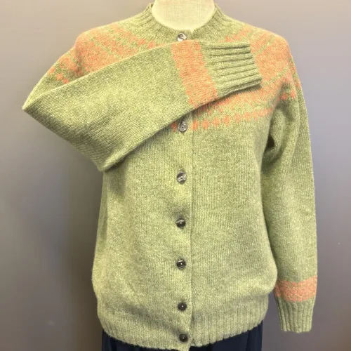 Harley of Scotland - Færø Cardigan Lysegrønrosa, abrikos, laks, lakserosa, salmon, parfait, Laks, sage, salvie, grøn, lys, støvetgrøn, støvet, dæmpet, blågrå, diskret, tidløs, anvendelig, klassisk, traditionel, færø, færøsk, fairisle, patter, style, dansk, design, nordisk, færøstrik, færøtrøje, færømønster, tynd, let, lun, indendørs, trøje, sweater, blød, ren, uld, lambswool, tyndt strik, fintstrikket, bærestykke, skuldrene, skotsk, skotland, kvalitet, smuk, holdbar, bæredygtig, mode, pige, dame, strikpullover, striksweater, uldstrik, uldsweater, hjemmestrik, gave, gaveide, efterår, vinter, pigestrik, ung, biti, ribe, vadehavet