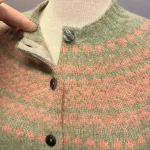 Harley of Scotland - Færø Cardigan Lysegrønrosa, abrikos, laks, lakserosa, salmon, parfait, Laks, sage, salvie, grøn, lys, støvetgrøn, støvet, dæmpet, blågrå, diskret, tidløs, anvendelig, klassisk, traditionel, færø, færøsk, fairisle, patter, style, dansk, design, nordisk, færøstrik, færøtrøje, færømønster, tynd, let, lun, indendørs, trøje, sweater, blød, ren, uld, lambswool, tyndt strik, fintstrikket, bærestykke, skuldrene, skotsk, skotland, kvalitet, smuk, holdbar, bæredygtig, mode, pige, dame, strikpullover, striksweater, uldstrik, uldsweater, hjemmestrik, gave, gaveide, efterår, vinter, pigestrik, ung, biti, ribe, vadehavet