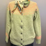 Harley of Scotland - Færø Cardigan Lysegrønrosa, abrikos, laks, lakserosa, salmon, parfait, Laks, sage, salvie, grøn, lys, støvetgrøn, støvet, dæmpet, blågrå, diskret, tidløs, anvendelig, klassisk, traditionel, færø, færøsk, fairisle, patter, style, dansk, design, nordisk, færøstrik, færøtrøje, færømønster, tynd, let, lun, indendørs, trøje, sweater, blød, ren, uld, lambswool, tyndt strik, fintstrikket, bærestykke, skuldrene, skotsk, skotland, kvalitet, smuk, holdbar, bæredygtig, mode, pige, dame, strikpullover, striksweater, uldstrik, uldsweater, hjemmestrik, gave, gaveide, efterår, vinter, pigestrik, ung, biti, ribe, vadehavet