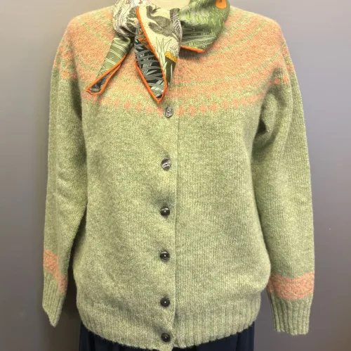 Harley of Scotland - Færø Cardigan Lysegrønrosa, abrikos, laks, lakserosa, salmon, parfait, Laks, sage, salvie, grøn, lys, støvetgrøn, støvet, dæmpet, blågrå, diskret, tidløs, anvendelig, klassisk, traditionel, færø, færøsk, fairisle, patter, style, dansk, design, nordisk, færøstrik, færøtrøje, færømønster, tynd, let, lun, indendørs, trøje, sweater, blød, ren, uld, lambswool, tyndt strik, fintstrikket, bærestykke, skuldrene, skotsk, skotland, kvalitet, smuk, holdbar, bæredygtig, mode, pige, dame, strikpullover, striksweater, uldstrik, uldsweater, hjemmestrik, gave, gaveide, efterår, vinter, pigestrik, ung, biti, ribe, vadehavet