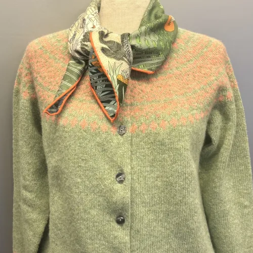 Harley of Scotland - Færø Cardigan Lysegrønrosa, abrikos, laks, lakserosa, salmon, parfait, Laks, sage, salvie, grøn, lys, støvetgrøn, støvet, dæmpet, blågrå, diskret, tidløs, anvendelig, klassisk, traditionel, færø, færøsk, fairisle, patter, style, dansk, design, nordisk, færøstrik, færøtrøje, færømønster, tynd, let, lun, indendørs, trøje, sweater, blød, ren, uld, lambswool, tyndt strik, fintstrikket, bærestykke, skuldrene, skotsk, skotland, kvalitet, smuk, holdbar, bæredygtig, mode, pige, dame, strikpullover, striksweater, uldstrik, uldsweater, hjemmestrik, gave, gaveide, efterår, vinter, pigestrik, ung, biti, ribe, vadehavet