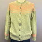 Harley of Scotland - Færø Cardigan Lysegrønrosa, abrikos, laks, lakserosa, salmon, parfait, Laks, sage, salvie, grøn, lys, støvetgrøn, støvet, dæmpet, blågrå, diskret, tidløs, anvendelig, klassisk, traditionel, færø, færøsk, fairisle, patter, style, dansk, design, nordisk, færøstrik, færøtrøje, færømønster, tynd, let, lun, indendørs, trøje, sweater, blød, ren, uld, lambswool, tyndt strik, fintstrikket, bærestykke, skuldrene, skotsk, skotland, kvalitet, smuk, holdbar, bæredygtig, mode, pige, dame, strikpullover, striksweater, uldstrik, uldsweater, hjemmestrik, gave, gaveide, efterår, vinter, pigestrik, ung, biti, ribe, vadehavet