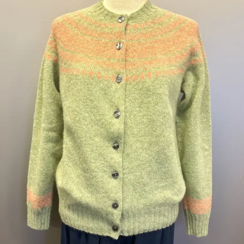 Harley of Scotland - Færø Cardigan Lysegrønrosa, abrikos, laks, lakserosa, salmon, parfait, Laks, sage, salvie, grøn, lys, støvetgrøn, støvet, dæmpet, blågrå, diskret, tidløs, anvendelig, klassisk, traditionel, færø, færøsk, fairisle, patter, style, dansk, design, nordisk, færøstrik, færøtrøje, færømønster, tynd, let, lun, indendørs, trøje, sweater, blød, ren, uld, lambswool, tyndt strik, fintstrikket, bærestykke, skuldrene, skotsk, skotland, kvalitet, smuk, holdbar, bæredygtig, mode, pige, dame, strikpullover, striksweater, uldstrik, uldsweater, hjemmestrik, gave, gaveide, efterår, vinter, pigestrik, ung, biti, ribe, vadehavet