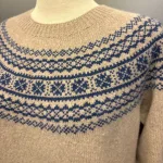 Harley of Scotland - Færø Pullover Super Soft Beige Blå, alum, ross, nougat, varm, super, soft, blød, cashmere, blå, beige, lys, silkeblød, lun, luksus, lækker, kvalitet, færø, færømønster, fintstrikket, sweater, tynd, let, lun, efterår, sensommer, biti, skotsk, skotland, uld, ren, lammeuld, pullover, strik, strikpullover, trøje, indendørs, efterårsstrik, let,