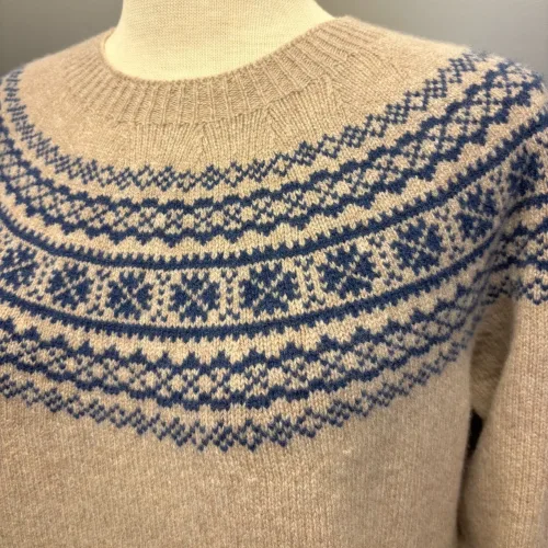 Harley of Scotland - Færø Pullover Super Soft Beige Blå, alum, ross, nougat, varm, super, soft, blød, cashmere, blå, beige, lys, silkeblød, lun, luksus, lækker, kvalitet, færø, færømønster, fintstrikket, sweater, tynd, let, lun, efterår, sensommer, biti, skotsk, skotland, uld, ren, lammeuld, pullover, strik, strikpullover, trøje, indendørs, efterårsstrik, let,