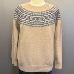 Harley of Scotland - Færø Pullover Super Soft Beige Blå, alum, ross, nougat, varm, super, soft, blød, cashmere, blå, beige, lys, silkeblød, lun, luksus, lækker, kvalitet, færø, færømønster, fintstrikket, sweater, tynd, let, lun, efterår, sensommer, biti, skotsk, skotland, uld, ren, lammeuld, pullover, strik, strikpullover, trøje, indendørs, efterårsstrik, let,
