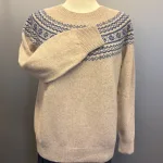 Harley of Scotland - Færø Pullover Super Soft Beige Blå, alum, ross, nougat, varm, super, soft, blød, cashmere, blå, beige, lys, silkeblød, lun, luksus, lækker, kvalitet, færø, færømønster, fintstrikket, sweater, tynd, let, lun, efterår, sensommer, biti, skotsk, skotland, uld, ren, lammeuld, pullover, strik, strikpullover, trøje, indendørs, efterårsstrik, let,