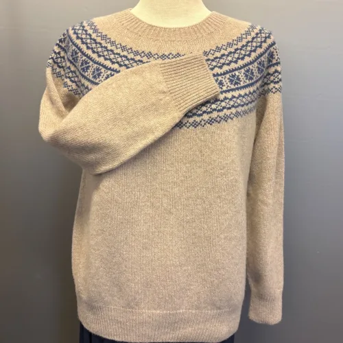 Harley of Scotland - Færø Pullover Super Soft Beige Blå, alum, ross, nougat, varm, super, soft, blød, cashmere, blå, beige, lys, silkeblød, lun, luksus, lækker, kvalitet, færø, færømønster, fintstrikket, sweater, tynd, let, lun, efterår, sensommer, biti, skotsk, skotland, uld, ren, lammeuld, pullover, strik, strikpullover, trøje, indendørs, efterårsstrik, let,