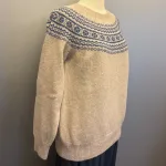 Harley of Scotland - Færø Pullover Super Soft Beige Blå, alum, ross, nougat, varm, super, soft, blød, cashmere, blå, beige, lys, silkeblød, lun, luksus, lækker, kvalitet, færø, færømønster, fintstrikket, sweater, tynd, let, lun, efterår, sensommer, biti, skotsk, skotland, uld, ren, lammeuld, pullover, strik, strikpullover, trøje, indendørs, efterårsstrik, let,