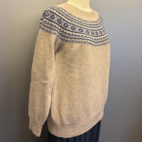 Harley of Scotland - Færø Pullover Super Soft Beige Blå, alum, ross, nougat, varm, super, soft, blød, cashmere, blå, beige, lys, silkeblød, lun, luksus, lækker, kvalitet, færø, færømønster, fintstrikket, sweater, tynd, let, lun, efterår, sensommer, biti, skotsk, skotland, uld, ren, lammeuld, pullover, strik, strikpullover, trøje, indendørs, efterårsstrik, let,