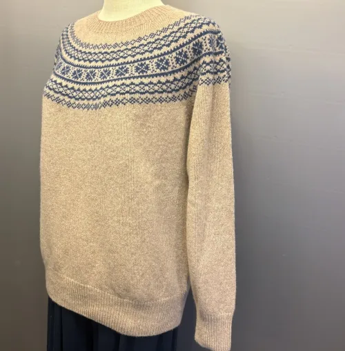 Harley of Scotland - Færø Pullover Super Soft Beige Blå, alum, ross, nougat, varm, super, soft, blød, cashmere, blå, beige, lys, silkeblød, lun, luksus, lækker, kvalitet, færø, færømønster, fintstrikket, sweater, tynd, let, lun, efterår, sensommer, biti, skotsk, skotland, uld, ren, lammeuld, pullover, strik, strikpullover, trøje, indendørs, efterårsstrik, let,