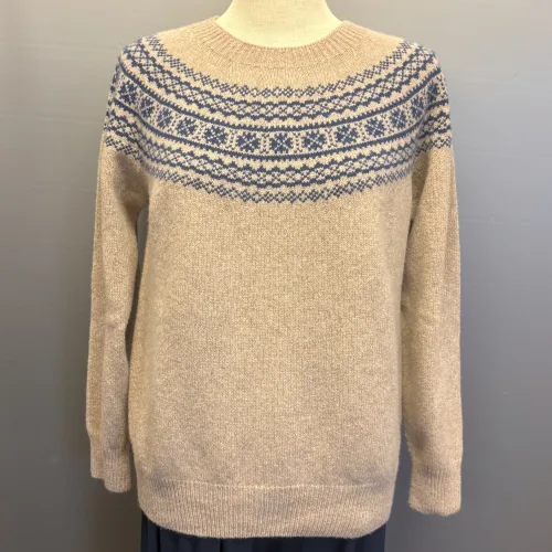 Harley of Scotland - Færø Pullover Super Soft Beige Blå, alum, ross, nougat, varm, super, soft, blød, cashmere, blå, beige, lys, silkeblød, lun, luksus, lækker, kvalitet, færø, færømønster, fintstrikket, sweater, tynd, let, lun, efterår, sensommer, biti, skotsk, skotland, uld, ren, lammeuld, pullover, strik, strikpullover, trøje, indendørs, efterårsstrik, let,