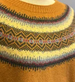 Harley of Scotland - Færø Pullover Super Soft - Chai, karry, gylden, brun, moderne, farver, farvesammensætning, lun, gul, karrygul, gulbrun, kvalitet, cashmere, kashmir, supersoft, ekstr blød, blød, let, skøn, kvalitet, lambswool, merino, angora, strik, pullover, sweater, lun, elegant, chic, stilfuld, sporty, smart, frisk, diskret, beige, turkis, lys, løs, klædelig, casual, damestrik, striktrøje, ulden, uldtrøje, biti, ribe, skotsk, færø, islandsk, norsk, speciel, særlig, sort, sol, vadehavet, dagmar, lærke bakker, feminin,