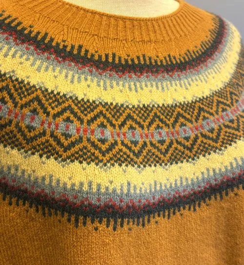 Harley of Scotland - Færø Pullover Super Soft - Chai, karry, gylden, brun, moderne, farver, farvesammensætning, lun, gul, karrygul, gulbrun, kvalitet, cashmere, kashmir, supersoft, ekstr blød, blød, let, skøn, kvalitet, lambswool, merino, angora, strik, pullover, sweater, lun, elegant, chic, stilfuld, sporty, smart, frisk, diskret, beige, turkis, lys, løs, klædelig, casual, damestrik, striktrøje, ulden, uldtrøje, biti, ribe, skotsk, færø, islandsk, norsk, speciel, særlig, sort, sol, vadehavet, dagmar, lærke bakker, feminin,