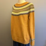 Harley of Scotland - Færø Pullover Super Soft - Chai, karry, gylden, brun, moderne, farver, farvesammensætning, lun, gul, karrygul, gulbrun, kvalitet, cashmere, kashmir, supersoft, ekstr blød, blød, let, skøn, kvalitet, lambswool, merino, angora, strik, pullover, sweater, lun, elegant, chic, stilfuld, sporty, smart, frisk, diskret, beige, turkis, lys, løs, klædelig, casual, damestrik, striktrøje, ulden, uldtrøje, biti, ribe, skotsk, færø, islandsk, norsk, speciel, særlig, sort, sol, vadehavet, dagmar, lærke bakker, feminin,