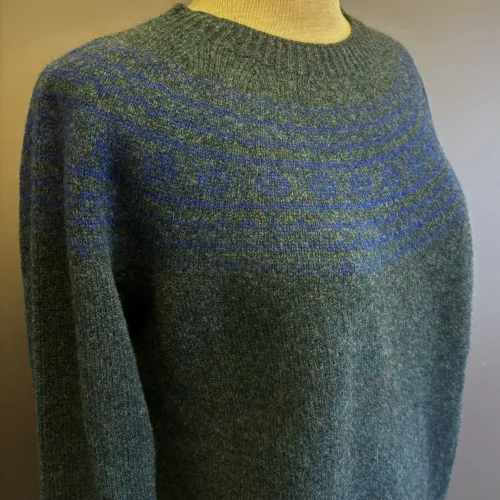 Harley of Scotland - Færø Pullover Super Soft Petrol Blå, petroleumsgrøn, petrol, grøn, blå, meleret, noss, lugano, super, soft, blød, cashmere, blå, beige, lys, silkeblød, lun, luksus, lækker, kvalitet, færø, færømønster, fintstrikket, sweater, tynd, let, lun, efterår, sensommer, biti, skotsk, skotland, uld, ren, lammeuld, pullover, strik, strikpullover, trøje, indendørs, efterårsstrik, let,