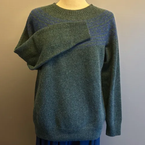 Harley of Scotland - Færø Pullover Super Soft Petrol Blå, petroleumsgrøn, petrol, grøn, blå, meleret, noss, lugano, super, soft, blød, cashmere, blå, beige, lys, silkeblød, lun, luksus, lækker, kvalitet, færø, færømønster, fintstrikket, sweater, tynd, let, lun, efterår, sensommer, biti, skotsk, skotland, uld, ren, lammeuld, pullover, strik, strikpullover, trøje, indendørs, efterårsstrik, let,