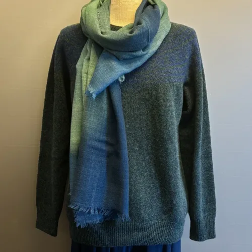 Harley of Scotland - Færø Pullover Super Soft Petrol Blå, petroleumsgrøn, petrol, grøn, blå, meleret, noss, lugano, super, soft, blød, cashmere, blå, beige, lys, silkeblød, lun, luksus, lækker, kvalitet, færø, færømønster, fintstrikket, sweater, tynd, let, lun, efterår, sensommer, biti, skotsk, skotland, uld, ren, lammeuld, pullover, strik, strikpullover, trøje, indendørs, efterårsstrik, let,