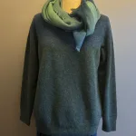 Harley of Scotland - Færø Pullover Super Soft Petrol Blå, petroleumsgrøn, petrol, grøn, blå, meleret, noss, lugano, super, soft, blød, cashmere, blå, beige, lys, silkeblød, lun, luksus, lækker, kvalitet, færø, færømønster, fintstrikket, sweater, tynd, let, lun, efterår, sensommer, biti, skotsk, skotland, uld, ren, lammeuld, pullover, strik, strikpullover, trøje, indendørs, efterårsstrik, let,