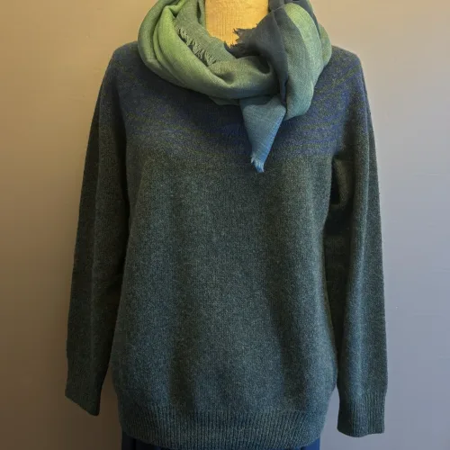Harley of Scotland - Færø Pullover Super Soft Petrol Blå, petroleumsgrøn, petrol, grøn, blå, meleret, noss, lugano, super, soft, blød, cashmere, blå, beige, lys, silkeblød, lun, luksus, lækker, kvalitet, færø, færømønster, fintstrikket, sweater, tynd, let, lun, efterår, sensommer, biti, skotsk, skotland, uld, ren, lammeuld, pullover, strik, strikpullover, trøje, indendørs, efterårsstrik, let,
