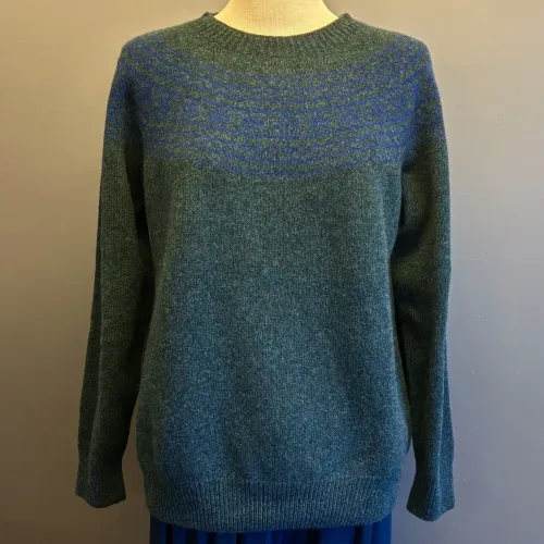 Harley of Scotland - Færø Pullover Super Soft Petrol Blå, petroleumsgrøn, petrol, grøn, blå, meleret, noss, lugano, super, soft, blød, cashmere, blå, beige, lys, silkeblød, lun, luksus, lækker, kvalitet, færø, færømønster, fintstrikket, sweater, tynd, let, lun, efterår, sensommer, biti, skotsk, skotland, uld, ren, lammeuld, pullover, strik, strikpullover, trøje, indendørs, efterårsstrik, let,