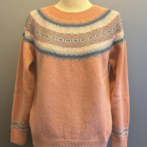 Harley of Scotland - Færø Pullover Super Soft - Rosa, finch, puderrosa, laks, lakserosa, pudder, rosa, rose, feminin, sød, cute, lys, lyseblå, pastelfarver, pastelrosa, gammelrosa, gammelpink, sarte farver, sprød, , farver, farvesammensætning, lun, gul, karrygul, gulbrun, kvalitet, cashmere, kashmir, supersoft, ekstr blød, blød, let, skøn, kvalitet, lambswool, merino, angora, strik, pullover, sweater, lun, elegant, chic, stilfuld, sporty, smart, frisk, diskret, beige, turkis, lys, løs, klædelig, casual, damestrik, striktrøje, ulden, uldtrøje, biti, ribe, skotsk, færø, islandsk, norsk, speciel, særlig, sort, sol, vadehavet, dagmar, lærke bakker, dame, pige, sweater, strikket, uld, lamswool,