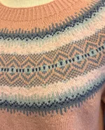 Harley of Scotland - Færø Pullover Super Soft - Rosa, finch, puderrosa, laks, lakserosa, pudder, rosa, rose, feminin, sød, cute, lys, lyseblå, pastelfarver, pastelrosa, gammelrosa, gammelpink, sarte farver, sprød, , farver, farvesammensætning, lun, gul, karrygul, gulbrun, kvalitet, cashmere, kashmir, supersoft, ekstr blød, blød, let, skøn, kvalitet, lambswool, merino, angora, strik, pullover, sweater, lun, elegant, chic, stilfuld, sporty, smart, frisk, diskret, beige, turkis, lys, løs, klædelig, casual, damestrik, striktrøje, ulden, uldtrøje, biti, ribe, skotsk, færø, islandsk, norsk, speciel, særlig, sort, sol, vadehavet, dagmar, lærke bakker, dame, pige, sweater, strikket, uld, lamswool,