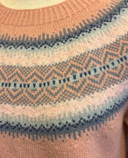 Harley of Scotland - Færø Pullover Super Soft - Rosa, finch, puderrosa, laks, lakserosa, pudder, rosa, rose, feminin, sød, cute, lys, lyseblå, pastelfarver, pastelrosa, gammelrosa, gammelpink, sarte farver, sprød, , farver, farvesammensætning, lun, gul, karrygul, gulbrun, kvalitet, cashmere, kashmir, supersoft, ekstr blød, blød, let, skøn, kvalitet, lambswool, merino, angora, strik, pullover, sweater, lun, elegant, chic, stilfuld, sporty, smart, frisk, diskret, beige, turkis, lys, løs, klædelig, casual, damestrik, striktrøje, ulden, uldtrøje, biti, ribe, skotsk, færø, islandsk, norsk, speciel, særlig, sort, sol, vadehavet, dagmar, lærke bakker, dame, pige, sweater, strikket, uld, lamswool,