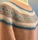 Harley of Scotland - Færø Pullover Super Soft - Rosa, finch, puderrosa, laks, lakserosa, pudder, rosa, rose, feminin, sød, cute, lys, lyseblå, pastelfarver, pastelrosa, gammelrosa, gammelpink, sarte farver, sprød, , farver, farvesammensætning, lun, gul, karrygul, gulbrun, kvalitet, cashmere, kashmir, supersoft, ekstr blød, blød, let, skøn, kvalitet, lambswool, merino, angora, strik, pullover, sweater, lun, elegant, chic, stilfuld, sporty, smart, frisk, diskret, beige, turkis, lys, løs, klædelig, casual, damestrik, striktrøje, ulden, uldtrøje, biti, ribe, skotsk, færø, islandsk, norsk, speciel, særlig, sort, sol, vadehavet, dagmar, lærke bakker, dame, pige, sweater, strikket, uld, lamswool,