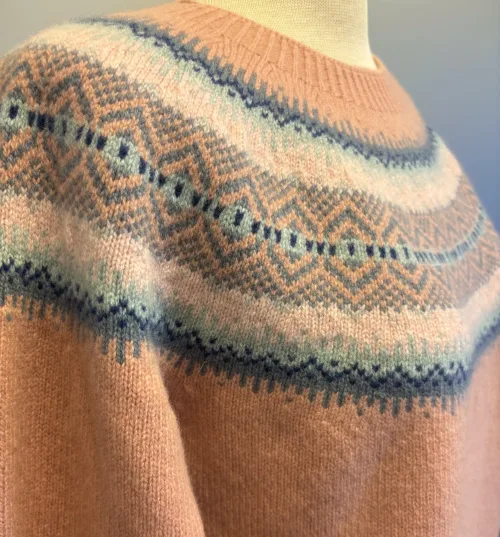 Harley of Scotland - Færø Pullover Super Soft - Rosa, finch, puderrosa, laks, lakserosa, pudder, rosa, rose, feminin, sød, cute, lys, lyseblå, pastelfarver, pastelrosa, gammelrosa, gammelpink, sarte farver, sprød, , farver, farvesammensætning, lun, gul, karrygul, gulbrun, kvalitet, cashmere, kashmir, supersoft, ekstr blød, blød, let, skøn, kvalitet, lambswool, merino, angora, strik, pullover, sweater, lun, elegant, chic, stilfuld, sporty, smart, frisk, diskret, beige, turkis, lys, løs, klædelig, casual, damestrik, striktrøje, ulden, uldtrøje, biti, ribe, skotsk, færø, islandsk, norsk, speciel, særlig, sort, sol, vadehavet, dagmar, lærke bakker, dame, pige, sweater, strikket, uld, lamswool,