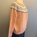 Harley of Scotland - Færø Pullover Super Soft - Rosa, finch, puderrosa, laks, lakserosa, pudder, rosa, rose, feminin, sød, cute, lys, lyseblå, pastelfarver, pastelrosa, gammelrosa, gammelpink, sarte farver, sprød, , farver, farvesammensætning, lun, gul, karrygul, gulbrun, kvalitet, cashmere, kashmir, supersoft, ekstr blød, blød, let, skøn, kvalitet, lambswool, merino, angora, strik, pullover, sweater, lun, elegant, chic, stilfuld, sporty, smart, frisk, diskret, beige, turkis, lys, løs, klædelig, casual, damestrik, striktrøje, ulden, uldtrøje, biti, ribe, skotsk, færø, islandsk, norsk, speciel, særlig, sort, sol, vadehavet, dagmar, lærke bakker, dame, pige, sweater, strikket, uld, lamswool,
