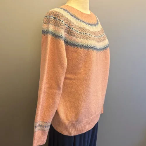 Harley of Scotland - Færø Pullover Super Soft - Rosa, finch, puderrosa, laks, lakserosa, pudder, rosa, rose, feminin, sød, cute, lys, lyseblå, pastelfarver, pastelrosa, gammelrosa, gammelpink, sarte farver, sprød, , farver, farvesammensætning, lun, gul, karrygul, gulbrun, kvalitet, cashmere, kashmir, supersoft, ekstr blød, blød, let, skøn, kvalitet, lambswool, merino, angora, strik, pullover, sweater, lun, elegant, chic, stilfuld, sporty, smart, frisk, diskret, beige, turkis, lys, løs, klædelig, casual, damestrik, striktrøje, ulden, uldtrøje, biti, ribe, skotsk, færø, islandsk, norsk, speciel, særlig, sort, sol, vadehavet, dagmar, lærke bakker, dame, pige, sweater, strikket, uld, lamswool,