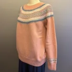Harley of Scotland - Færø Pullover Super Soft - Rosa, finch, puderrosa, laks, lakserosa, pudder, rosa, rose, feminin, sød, cute, lys, lyseblå, pastelfarver, pastelrosa, gammelrosa, gammelpink, sarte farver, sprød, , farver, farvesammensætning, lun, gul, karrygul, gulbrun, kvalitet, cashmere, kashmir, supersoft, ekstr blød, blød, let, skøn, kvalitet, lambswool, merino, angora, strik, pullover, sweater, lun, elegant, chic, stilfuld, sporty, smart, frisk, diskret, beige, turkis, lys, løs, klædelig, casual, damestrik, striktrøje, ulden, uldtrøje, biti, ribe, skotsk, færø, islandsk, norsk, speciel, særlig, sort, sol, vadehavet, dagmar, lærke bakker, dame, pige, sweater, strikket, uld, lamswool,