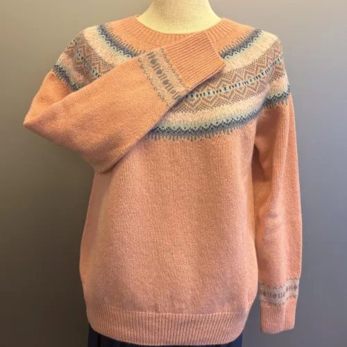 Harley of Scotland - Færø Pullover Super Soft - Rosa, finch, puderrosa, laks, lakserosa, pudder, rosa, rose, feminin, sød, cute, lys, lyseblå, pastelfarver, pastelrosa, gammelrosa, gammelpink, sarte farver, sprød, , farver, farvesammensætning, lun, gul, karrygul, gulbrun, kvalitet, cashmere, kashmir, supersoft, ekstr blød, blød, let, skøn, kvalitet, lambswool, merino, angora, strik, pullover, sweater, lun, elegant, chic, stilfuld, sporty, smart, frisk, diskret, beige, turkis, lys, løs, klædelig, casual, damestrik, striktrøje, ulden, uldtrøje, biti, ribe, skotsk, færø, islandsk, norsk, speciel, særlig, sort, sol, vadehavet, dagmar, lærke bakker, dame, pige, sweater, strikket, uld, lamswool,