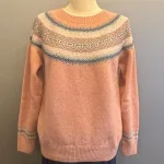 Harley of Scotland - Færø Pullover Super Soft - Rosa, finch, puderrosa, laks, lakserosa, pudder, rosa, rose, feminin, sød, cute, lys, lyseblå, pastelfarver, pastelrosa, gammelrosa, gammelpink, sarte farver, sprød, , farver, farvesammensætning, lun, gul, karrygul, gulbrun, kvalitet, cashmere, kashmir, supersoft, ekstr blød, blød, let, skøn, kvalitet, lambswool, merino, angora, strik, pullover, sweater, lun, elegant, chic, stilfuld, sporty, smart, frisk, diskret, beige, turkis, lys, løs, klædelig, casual, damestrik, striktrøje, ulden, uldtrøje, biti, ribe, skotsk, færø, islandsk, norsk, speciel, særlig, sort, sol, vadehavet, dagmar, lærke bakker, dame, pige, sweater, strikket, uld, lamswool,