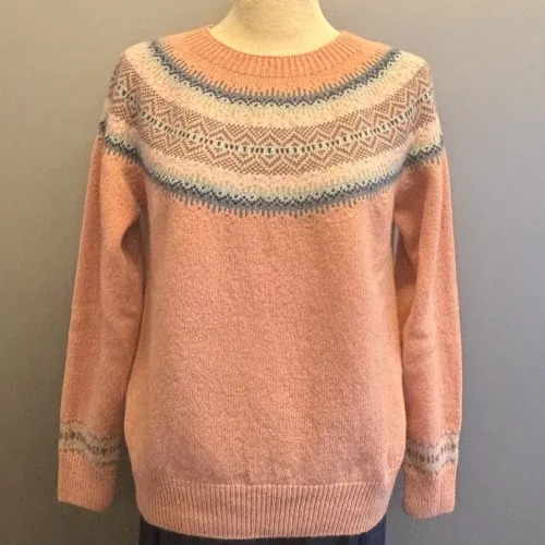Harley of Scotland - Færø Pullover Super Soft - Rosa, finch, puderrosa, laks, lakserosa, pudder, rosa, rose, feminin, sød, cute, lys, lyseblå, pastelfarver, pastelrosa, gammelrosa, gammelpink, sarte farver, sprød, , farver, farvesammensætning, lun, gul, karrygul, gulbrun, kvalitet, cashmere, kashmir, supersoft, ekstr blød, blød, let, skøn, kvalitet, lambswool, merino, angora, strik, pullover, sweater, lun, elegant, chic, stilfuld, sporty, smart, frisk, diskret, beige, turkis, lys, løs, klædelig, casual, damestrik, striktrøje, ulden, uldtrøje, biti, ribe, skotsk, færø, islandsk, norsk, speciel, særlig, sort, sol, vadehavet, dagmar, lærke bakker, dame, pige, sweater, strikket, uld, lamswool,
