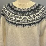Harley of Scotland - Færø Pullover Super Soft Vinter Hvid Marine, almond, naturhvid, off white, lys, hvid, batur, elfenbenshvid, marine, navy, mørkeblå, cosmo, L5386, harley, skotland, scotland, skotsk, strik, sweater, let, lun, ekstra, soft, blød, cashmere, superfine, supersoft, let, vamset, smuk, sporty, klassisk, færø, færøstrik, færømønster, færøsweater, moderne, ung, frisk, smart, lækker, kvalitet, biti, ribe