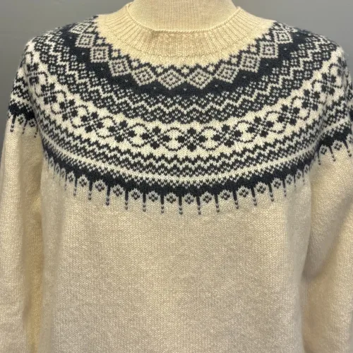 Harley of Scotland - Færø Pullover Super Soft Vinter Hvid Marine, almond, naturhvid, off white, lys, hvid, batur, elfenbenshvid, marine, navy, mørkeblå, cosmo, L5386, harley, skotland, scotland, skotsk, strik, sweater, let, lun, ekstra, soft, blød, cashmere, superfine, supersoft, let, vamset, smuk, sporty, klassisk, færø, færøstrik, færømønster, færøsweater, moderne, ung, frisk, smart, lækker, kvalitet, biti, ribe
