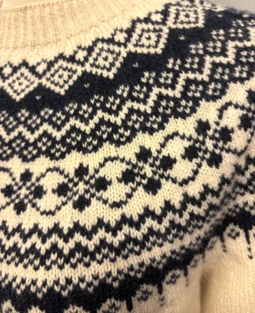 Harley of Scotland - Færø Pullover Super Soft Vinter Hvid Marine, almond, naturhvid, off white, lys, hvid, batur, elfenbenshvid, marine, navy, mørkeblå, cosmo, L5386, harley, skotland, scotland, skotsk, strik, sweater, let, lun, ekstra, soft, blød, cashmere, superfine, supersoft, let, vamset, smuk, sporty, klassisk, færø, færøstrik, færømønster, færøsweater, moderne, ung, frisk, smart, lækker, kvalitet, biti, ribe