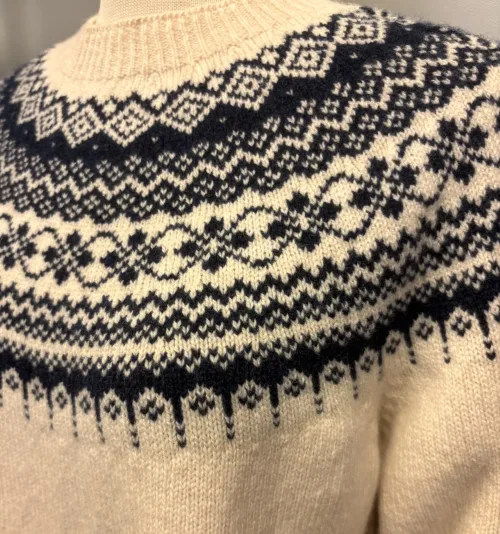 Harley of Scotland - Færø Pullover Super Soft Vinter Hvid Marine, almond, naturhvid, off white, lys, hvid, batur, elfenbenshvid, marine, navy, mørkeblå, cosmo, L5386, harley, skotland, scotland, skotsk, strik, sweater, let, lun, ekstra, soft, blød, cashmere, superfine, supersoft, let, vamset, smuk, sporty, klassisk, færø, færøstrik, færømønster, færøsweater, moderne, ung, frisk, smart, lækker, kvalitet, biti, ribe