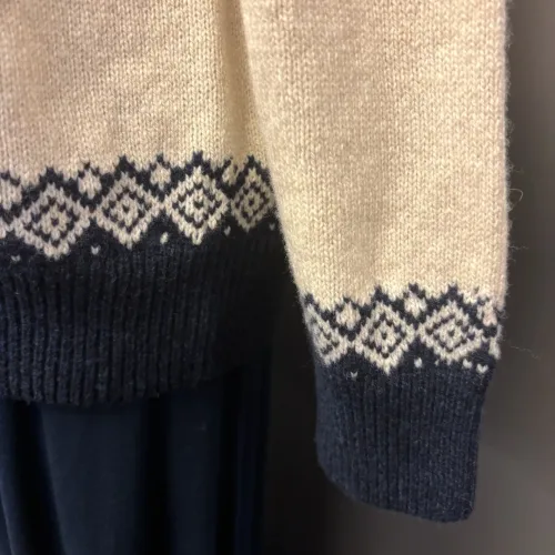 Harley of Scotland - Færø Pullover Super Soft Vinter Hvid Marine, almond, naturhvid, off white, lys, hvid, batur, elfenbenshvid, marine, navy, mørkeblå, cosmo, L5386, harley, skotland, scotland, skotsk, strik, sweater, let, lun, ekstra, soft, blød, cashmere, superfine, supersoft, let, vamset, smuk, sporty, klassisk, færø, færøstrik, færømønster, færøsweater, moderne, ung, frisk, smart, lækker, kvalitet, biti, ribe