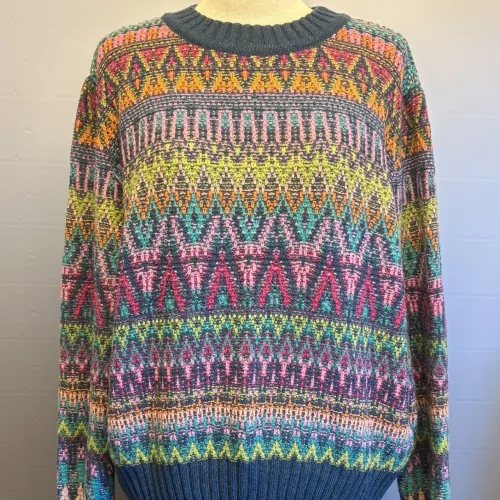 Ivko Pullover - Azulejo Wave Petrol Multi, regnbue, regnbuefarvet, alle, farver, farveglad, uld, ren, natur luksus, kvalitet, mønsterstrik, sweater, zigzag, grafisk, rummelig, klædelig, smart, særlig, kradser ikke, bæredygtig, holdbar, naturmaterialer, åndbar, temperaturregulerende, ikke for varm, lun, strik, striktrøje, damestrik, strikbluse, strikket, sweater, vinter, efterår, helårs, forår, dametrøje, gave, gaveide, kvaltet, lækker, flot, julegave, efterårsstrik, biti, ribe