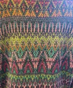 Ivko Pullover - Azulejo Wave Petrol Multi, regnbue, regnbuefarvet, alle, farver, farveglad, uld, ren, natur luksus, kvalitet, mønsterstrik, sweater, zigzag, grafisk, rummelig, klædelig, smart, særlig, kradser ikke, bæredygtig, holdbar, naturmaterialer, åndbar, temperaturregulerende, ikke for varm, lun, strik, striktrøje, damestrik, strikbluse, strikket, sweater, vinter, efterår, helårs, forår, dametrøje, gave, gaveide, kvaltet, lækker, flot, julegave, efterårsstrik, biti, ribe