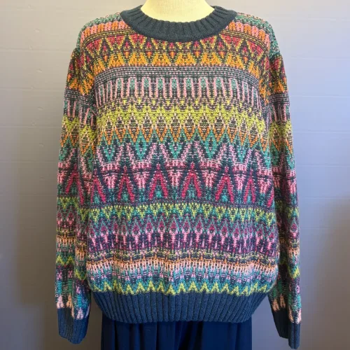 Ivko Pullover - Azulejo Wave Petrol Multi, regnbue, regnbuefarvet, alle, farver, farveglad, uld, ren, natur luksus, kvalitet, mønsterstrik, sweater, zigzag, grafisk, rummelig, klædelig, smart, særlig, kradser ikke, bæredygtig, holdbar, naturmaterialer, åndbar, temperaturregulerende, ikke for varm, lun, strik, striktrøje, damestrik, strikbluse, strikket, sweater, vinter, efterår, helårs, forår, dametrøje, gave, gaveide, kvaltet, lækker, flot, julegave, efterårsstrik, biti, ribe