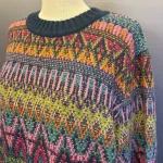 Ivko Pullover - Azulejo Wave Petrol Multi, regnbue, regnbuefarvet, alle, farver, farveglad, uld, ren, natur luksus, kvalitet, mønsterstrik, sweater, zigzag, grafisk, rummelig, klædelig, smart, særlig, kradser ikke, bæredygtig, holdbar, naturmaterialer, åndbar, temperaturregulerende, ikke for varm, lun, strik, striktrøje, damestrik, strikbluse, strikket, sweater, vinter, efterår, helårs, forår, dametrøje, gave, gaveide, kvaltet, lækker, flot, julegave, efterårsstrik, biti, ribe