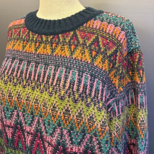 Ivko Pullover - Azulejo Wave Petrol Multi, regnbue, regnbuefarvet, alle, farver, farveglad, uld, ren, natur luksus, kvalitet, mønsterstrik, sweater, zigzag, grafisk, rummelig, klædelig, smart, særlig, kradser ikke, bæredygtig, holdbar, naturmaterialer, åndbar, temperaturregulerende, ikke for varm, lun, strik, striktrøje, damestrik, strikbluse, strikket, sweater, vinter, efterår, helårs, forår, dametrøje, gave, gaveide, kvaltet, lækker, flot, julegave, efterårsstrik, biti, ribe